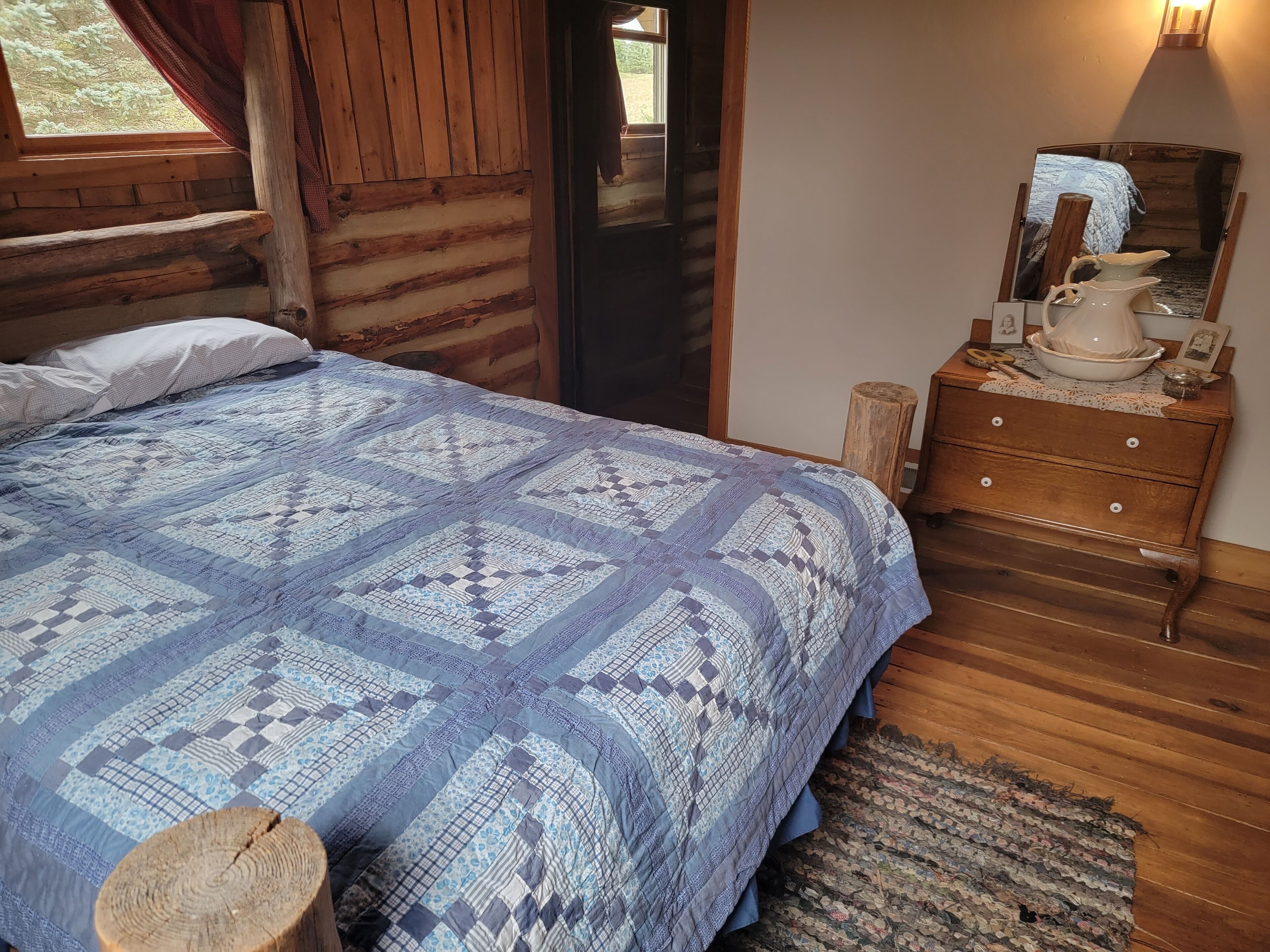 Hand crafted Log Cabin with 1800's décor, hiking trails and privacy!