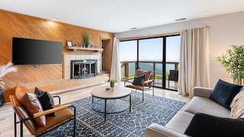 TV connectée, cheminée, livres