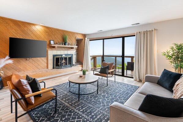 TV connectée, cheminée, livres