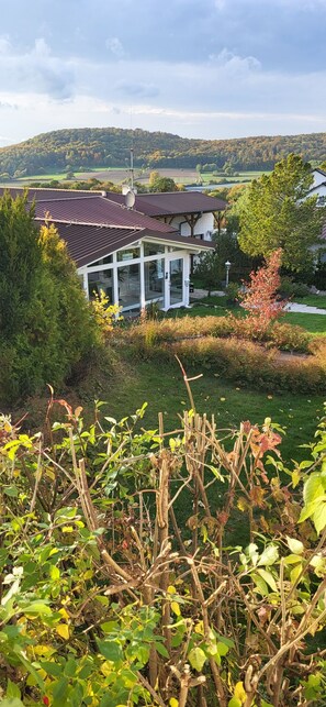 Property grounds - D&B staycation Ferienpark Modern apartment "Die Kugel" (child- pet friendly) (Niedenstein)