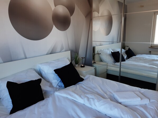 2 Schlafzimmer, Schreibtisch, Bügeleisen/Bügelbrett, Reisekinderbett