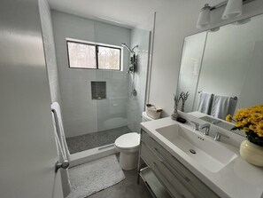 Baignoire, sĂšche-cheveux, serviettes fournies, savon