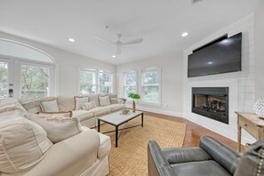 Smart-TV, Kamin, Bücher