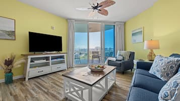 TV connectée, cheminée, lecteur de DVD, table de tennis de table