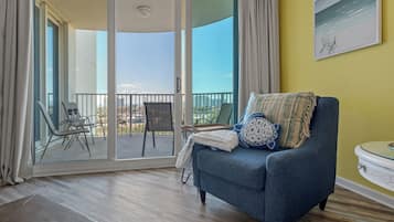 TV connectée, cheminée, lecteur de DVD, table de tennis de table