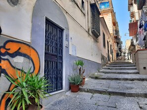 Exterior - SognaNapoli Home - Experience the real #napoliexperience a stone's throw from the historic center (Naples)