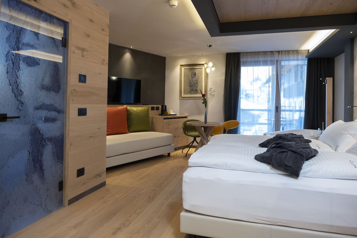 Habitación senior triple, 1 habitación, hidromasaje | Ropa de cama de alta calidad, edredón y minibar