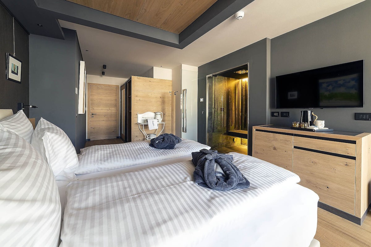 Habitación doble romántica, 1 cama King size, sauna | Ropa de cama de alta calidad, edredón y minibar