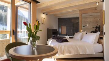 Doppia luna di miele, 1 letto king, sauna, vista montagna | Biancheria da letto di alta qualità, copriletto in piuma, minibar