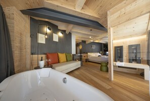 أغطية فراش متميزة وألحفة محشوة بالريش وميني بار وخزنة داخل الغرفة