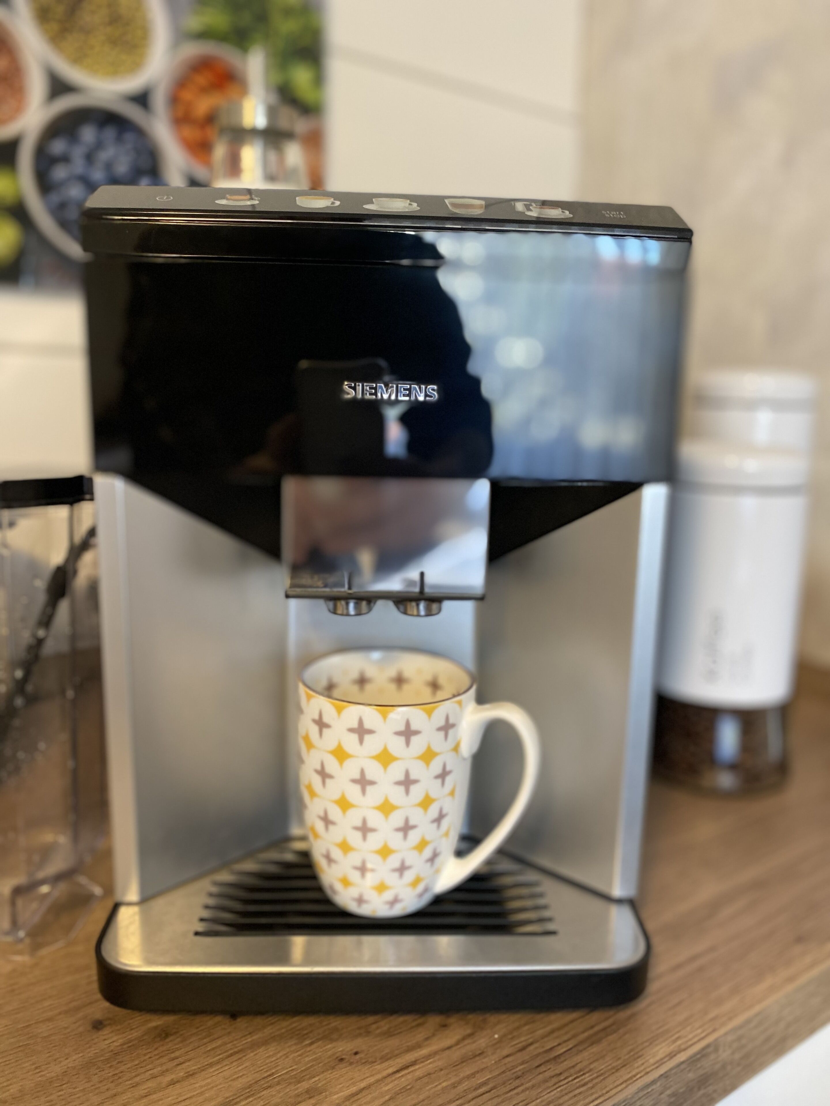 Máquina de café Siemens com uma chávena colocada sob o dispensador.