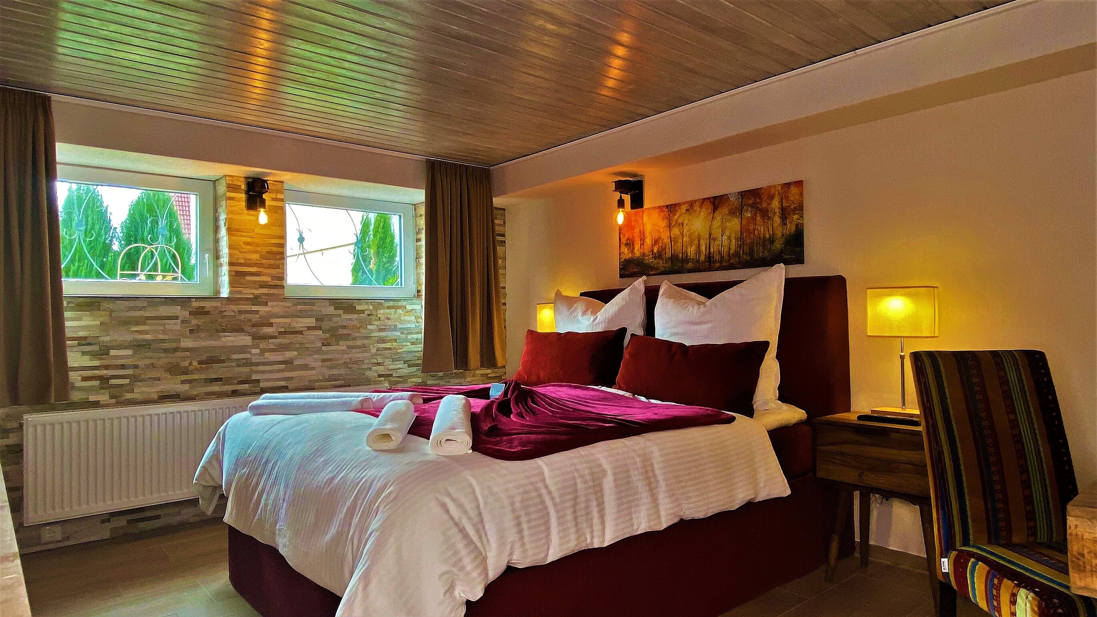 2 makuuhuonetta, työpöytä, äänieristys, silitysrauta/-lauta