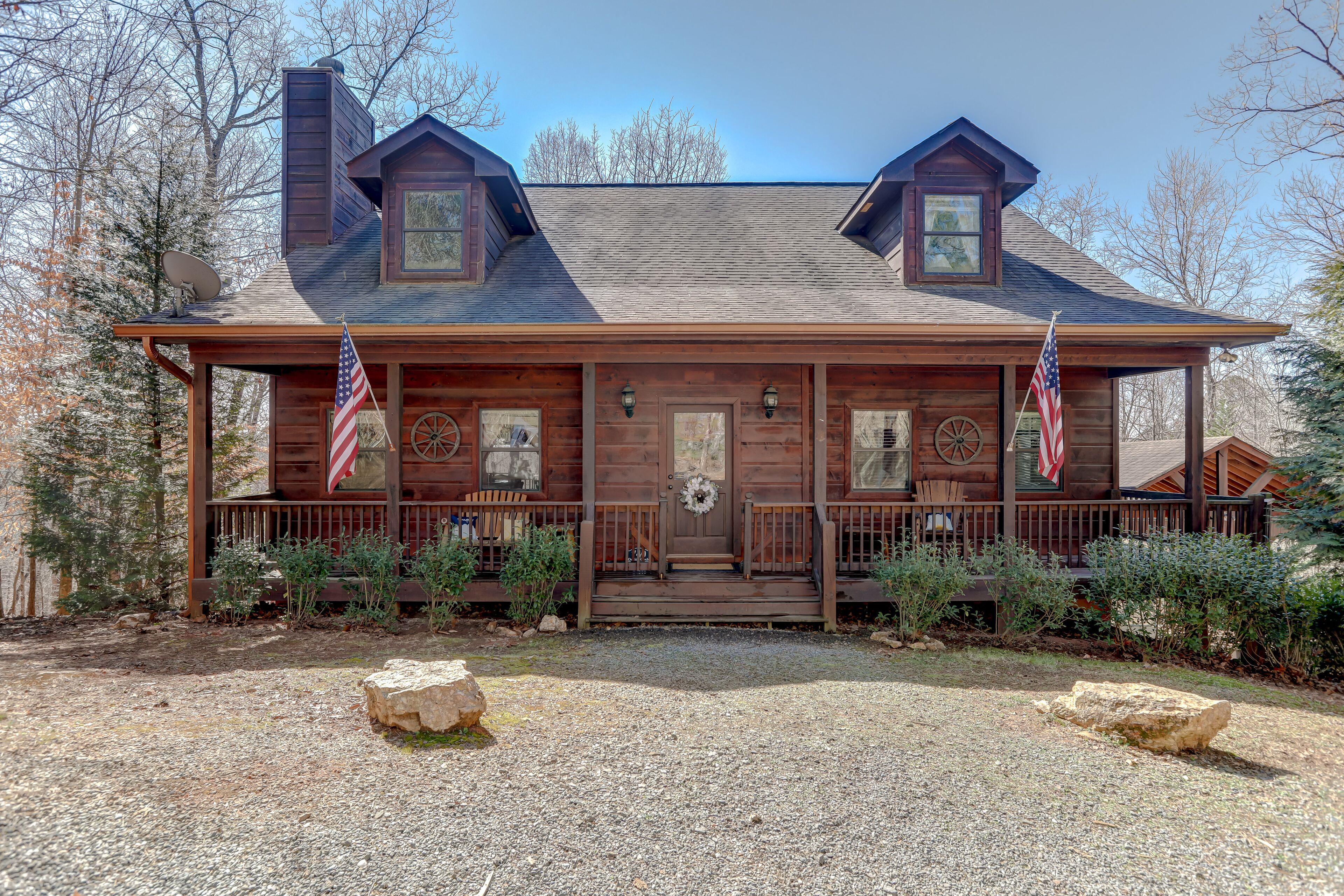 Country cabin with shared pools, arcade, & private foosball table - dogs welcome
