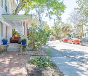 Property grounds - Heart of Downtown, Updated, front porch, private d (St Augustine)
