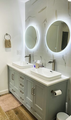 Doccia, asciugacapelli, asciugamani, sapone