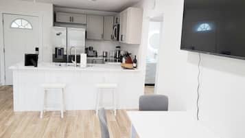 Frigorífico, microondas, horno y placa de cocina