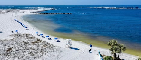 Una spiaggia nelle vicinanze