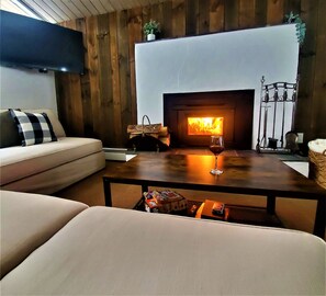 Smart TV, fireplace - Cozy Chalet on Magic Mountain (Londonderry)
