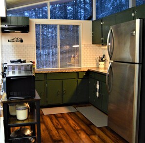 Fridge, microwave, oven, stovetop - Cozy Chalet on Magic Mountain (Londonderry)