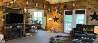 Lodge with fishing & guided hunts available! Minutes from Tulsa & Grand Lake!