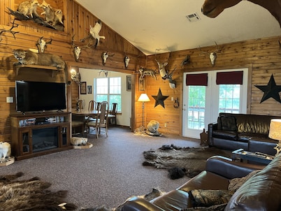 Lodge with fishing & guided hunts available! Minutes from Tulsa & Grand Lake!