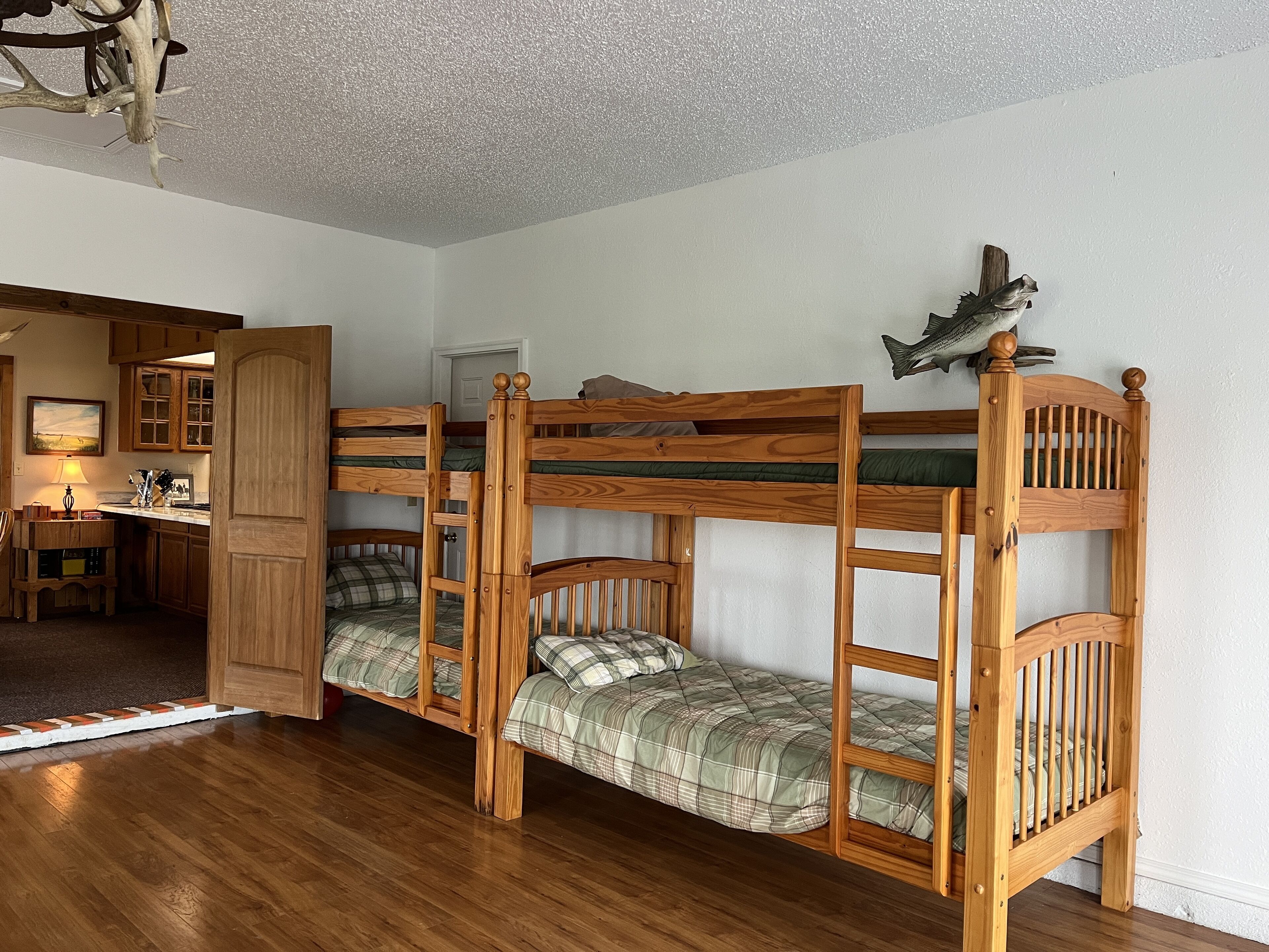 Lodge with fishing & guided hunts available! Minutes from Tulsa & Grand Lake!