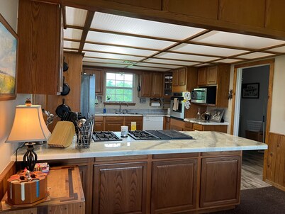 Lodge with fishing & guided hunts available! Minutes from Tulsa & Grand Lake!