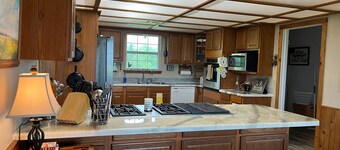 Lodge with fishing & guided hunts available! Minutes from Tulsa & Grand Lake!