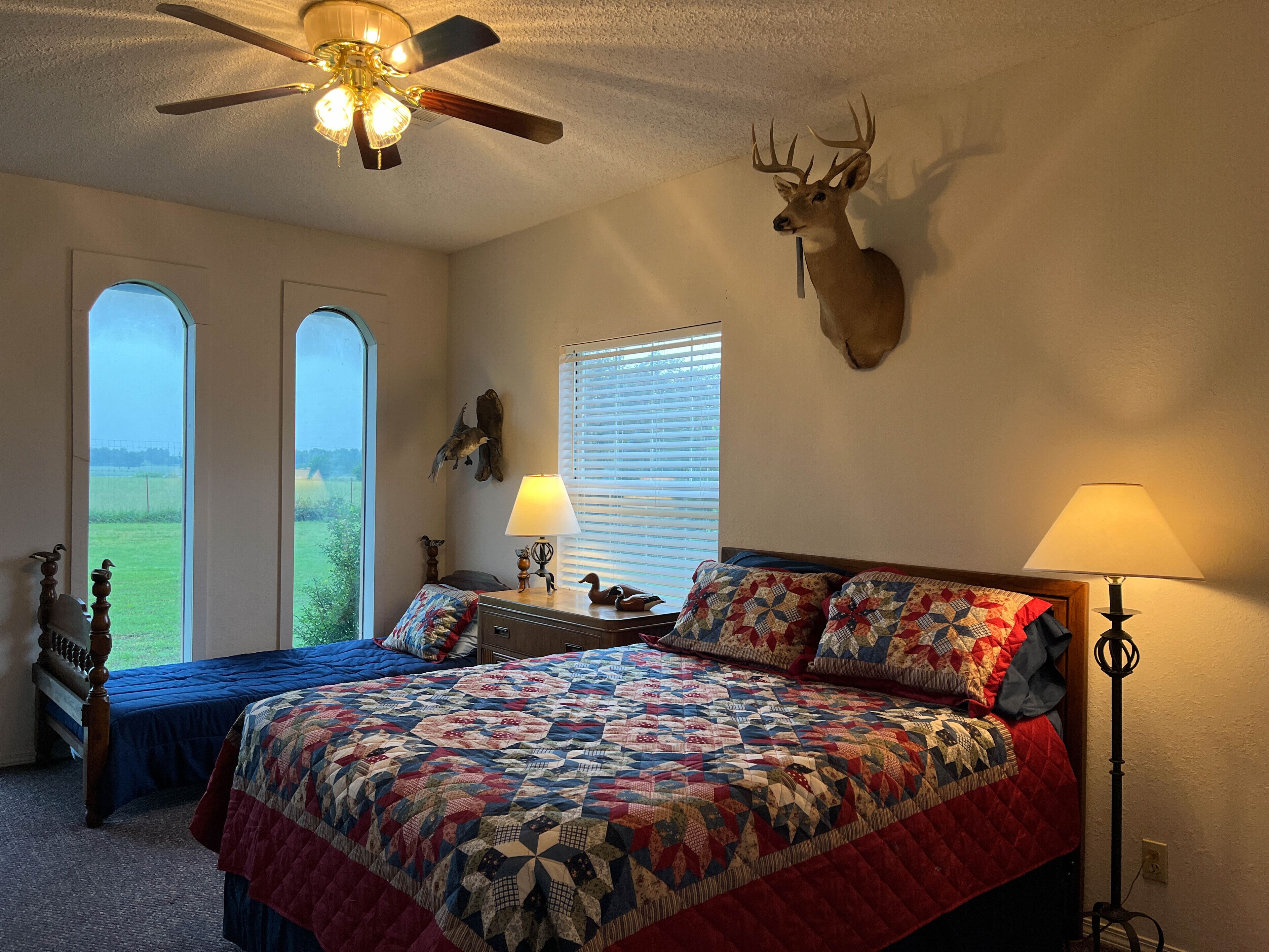 Lodge with fishing & guided hunts available! Minutes from Tulsa & Grand Lake!
