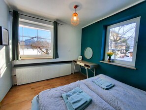 2 chambres, bureau, fer et planche à repasser, lit parapluie