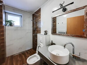 Douche, sèche-cheveux, serviettes fournies, savon