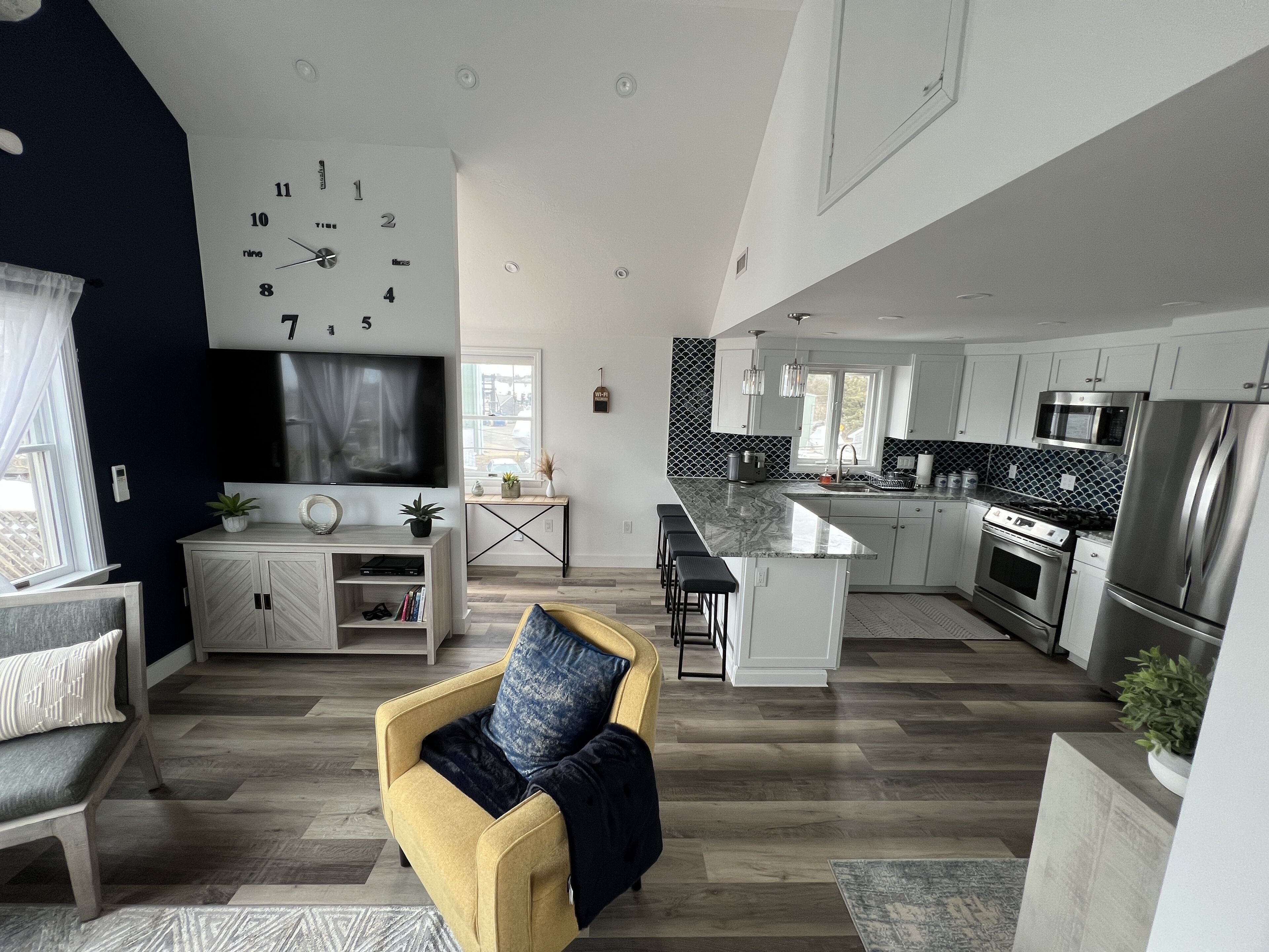 Walking-distance to town, shops, restaurants & ferry!