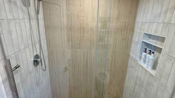 Chuveiro/banheira combinados, secador de cabelo, toalhas de banho