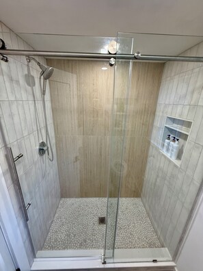 Duschwanne, Haartrockner, Handtücher, Toilettenpapier