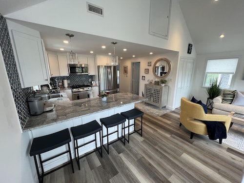 Walking-distance to town, shops, restaurants & ferry!