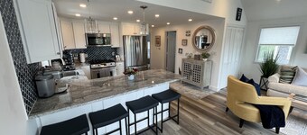 Walking-distance to town, shops, restaurants & ferry!