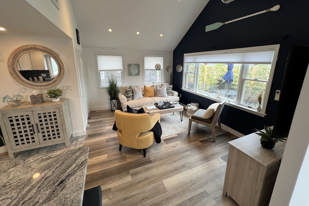 Walking-distance to town, shops, restaurants & ferry!