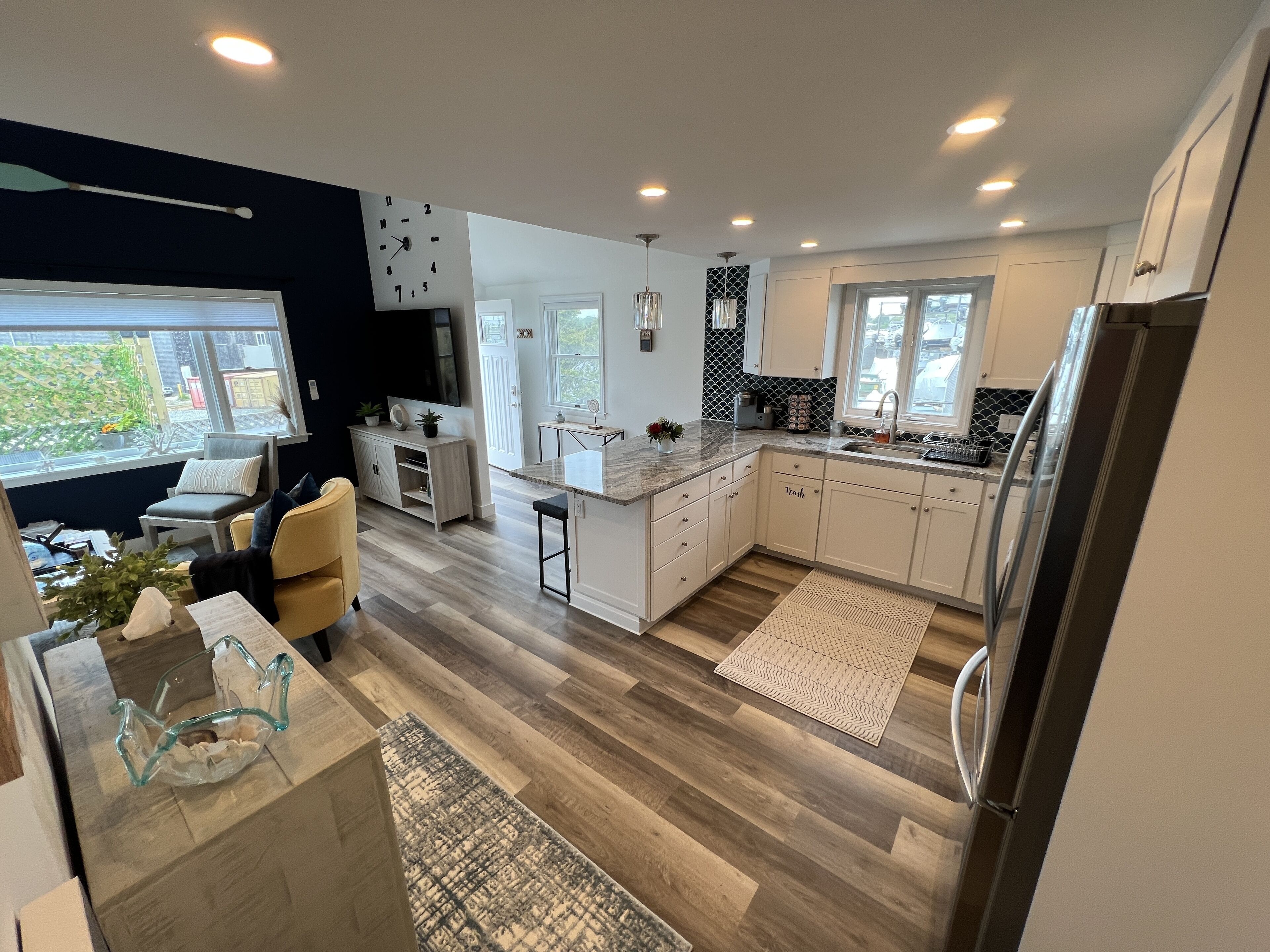 Walking-distance to town, shops, restaurants & ferry!