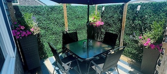Walking-distance to town, shops, restaurants & ferry!