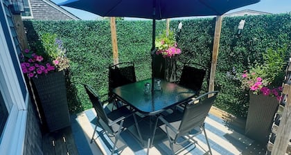 Walking-distance to town, shops, restaurants & ferry!