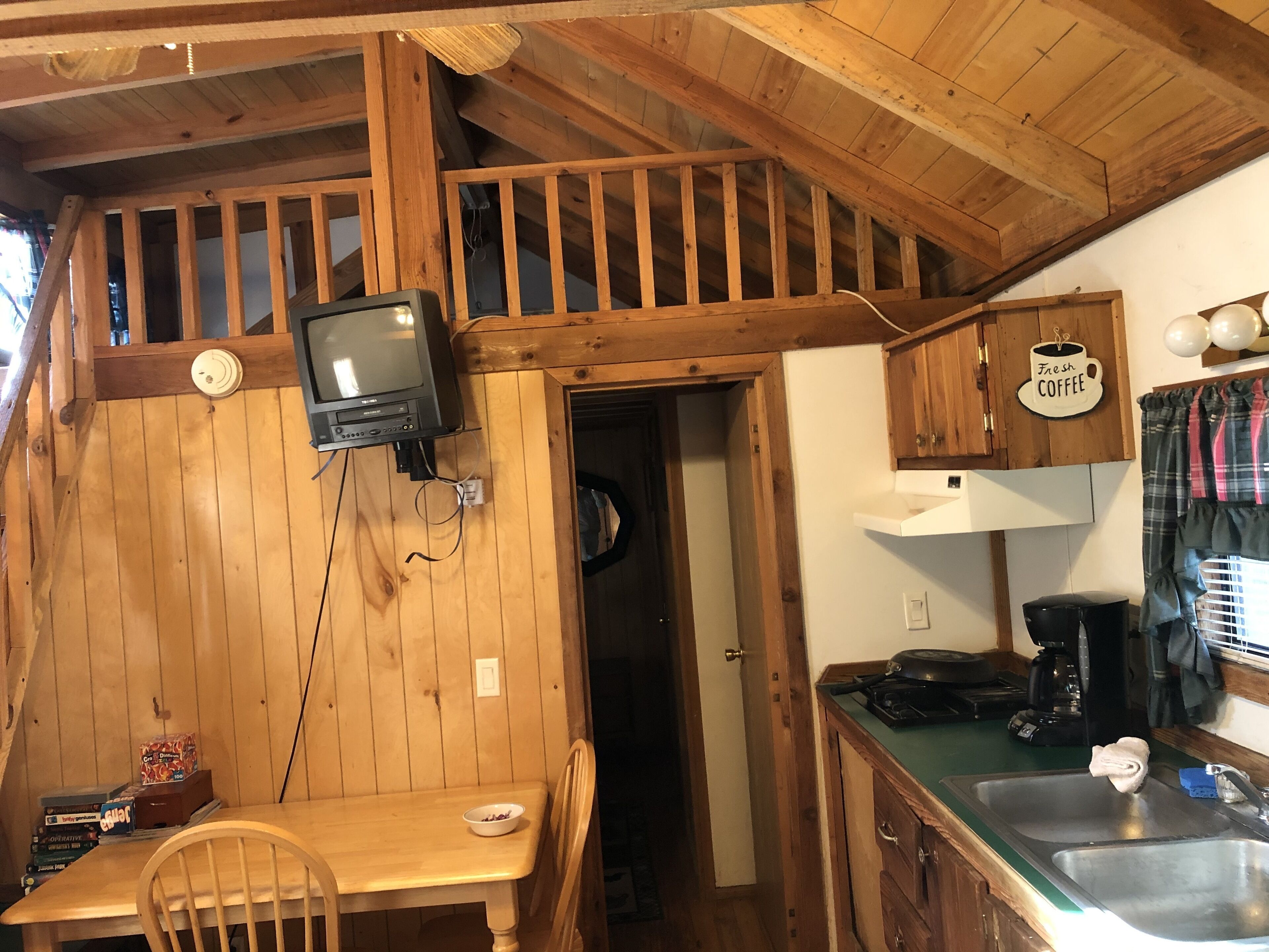 1BR/1BA Trinity River Cabin (Salmon) w/ Small Loft