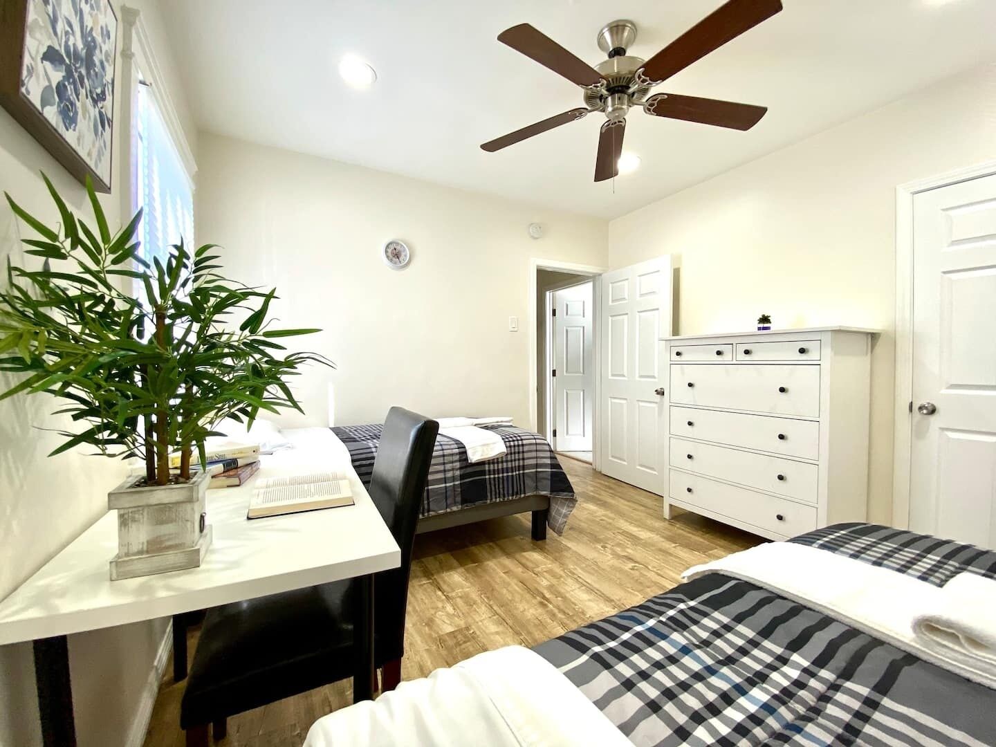 10 min to the beach!  Perfect for a family or friend group.  Self Check-in & Recently Renovated by RedAwning