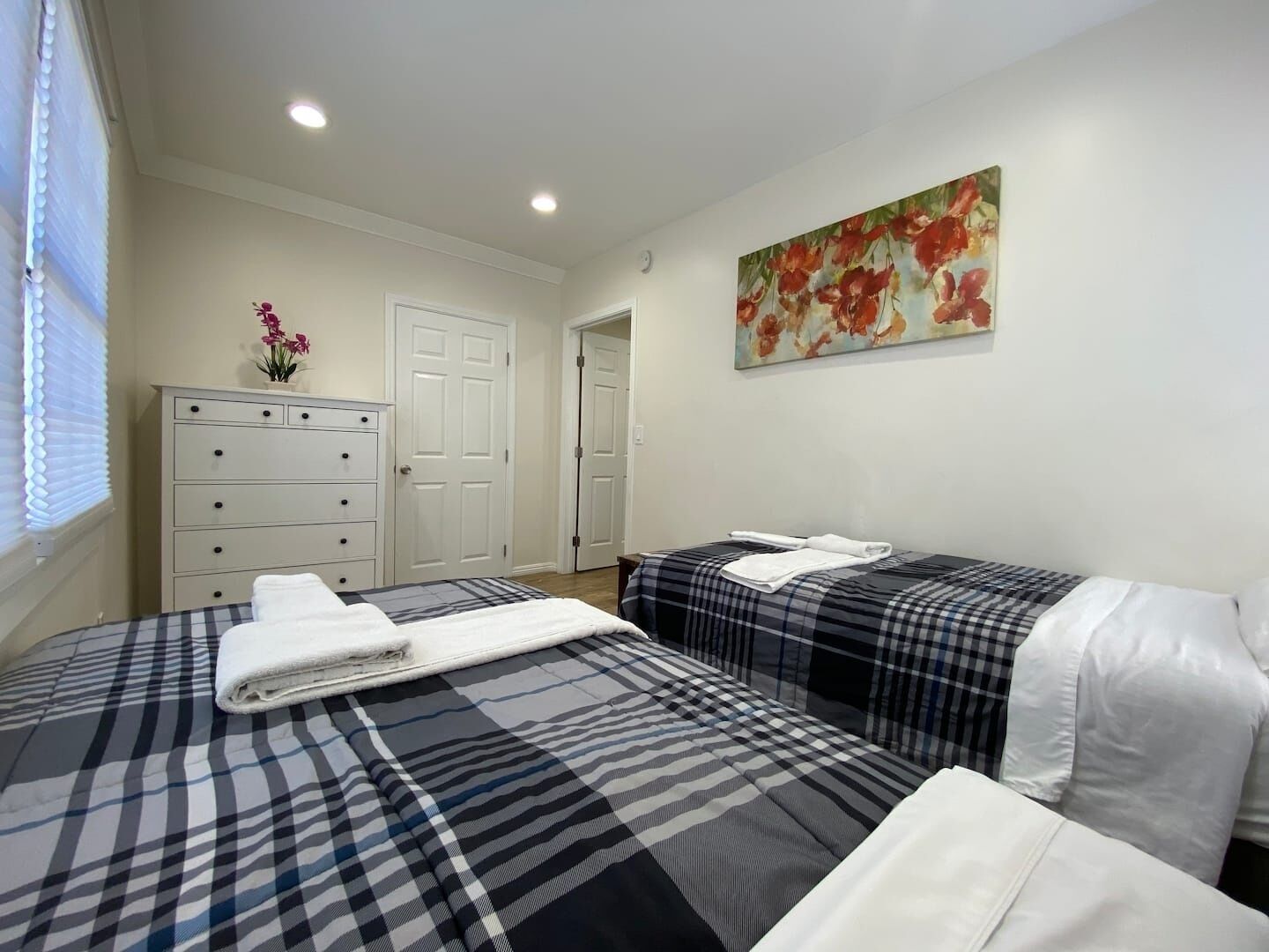 10 min to the beach!  Perfect for a family or friend group.  Self Check-in & Recently Renovated by RedAwning
