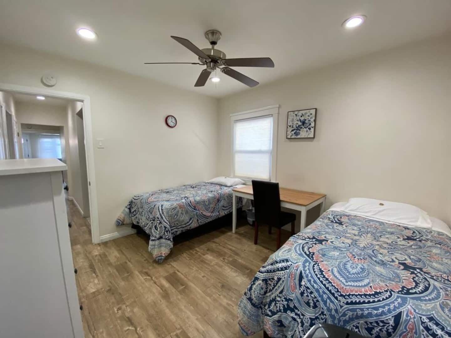 Recently Remodeled Spacious Guesthouse - Perfect for exploring Long Beach - Self Check-in by RedAwning