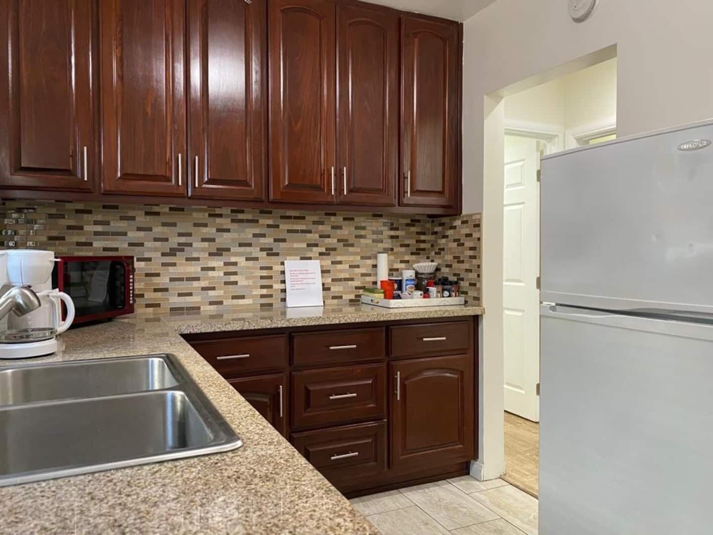 Recently Remodeled Spacious Guesthouse - Perfect for exploring Long Beach - Self Check-in by RedAwning