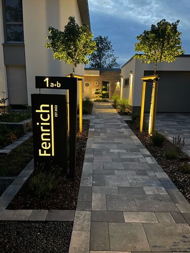 Lee-Modern newly built apartment near the beach *Wallbox*