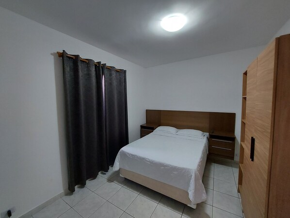 1 quarto, escrivaninha, espaço de trabalho para notebook