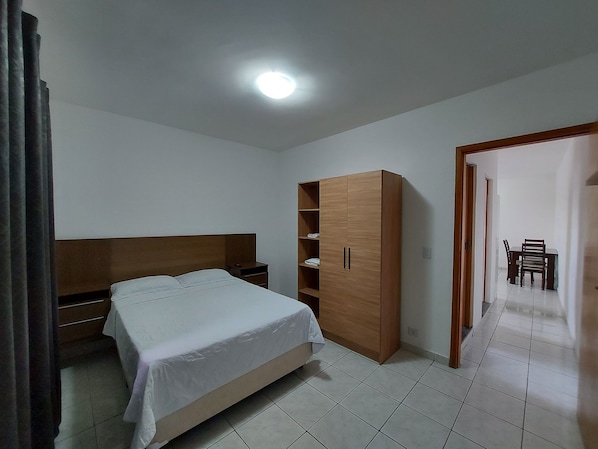 1 habitación, escritorio y espacio para trabajar con laptop 