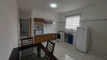 Casa geminada básica, 1 cama de casal | Área de estar | TV