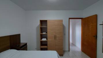 1 quarto, escrivaninha, espaço de trabalho para notebook